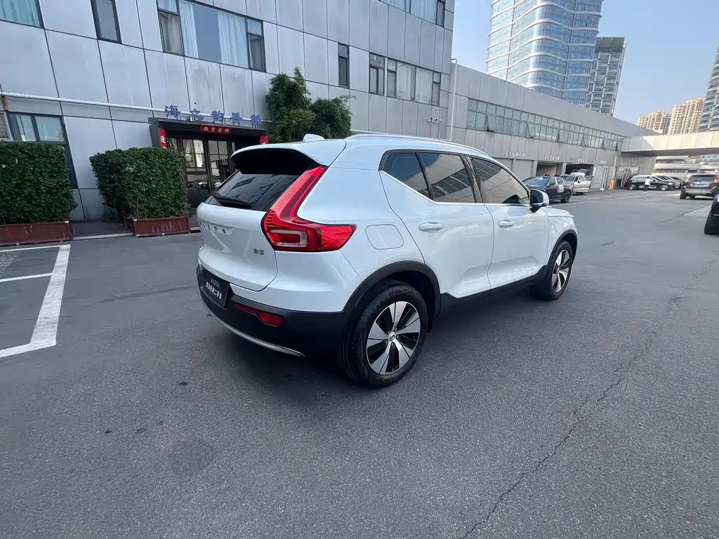 Volvo XC40 — фото 8