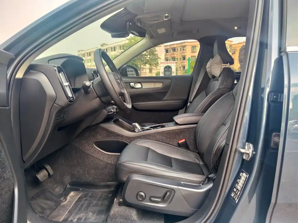 Volvo XC40 — фото 11