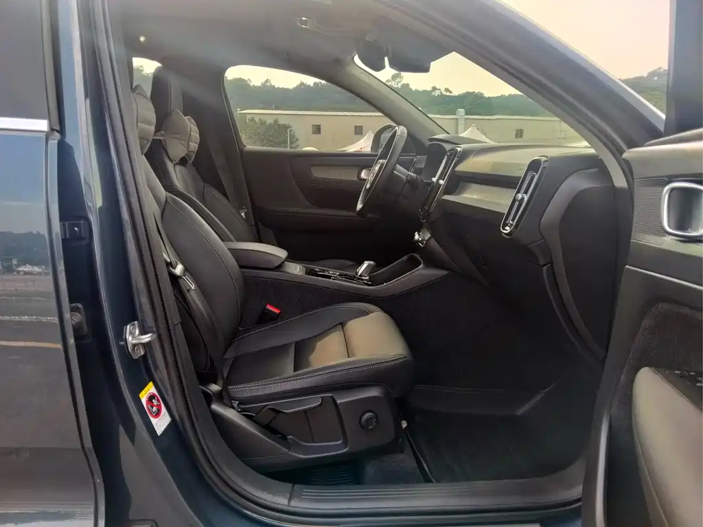 Volvo XC40 — фото 13