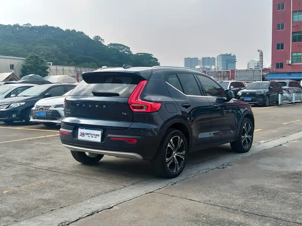 Volvo XC40 — фото 14
