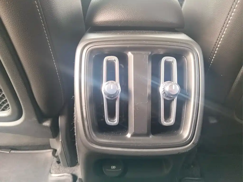 Volvo XC40 — фото 15