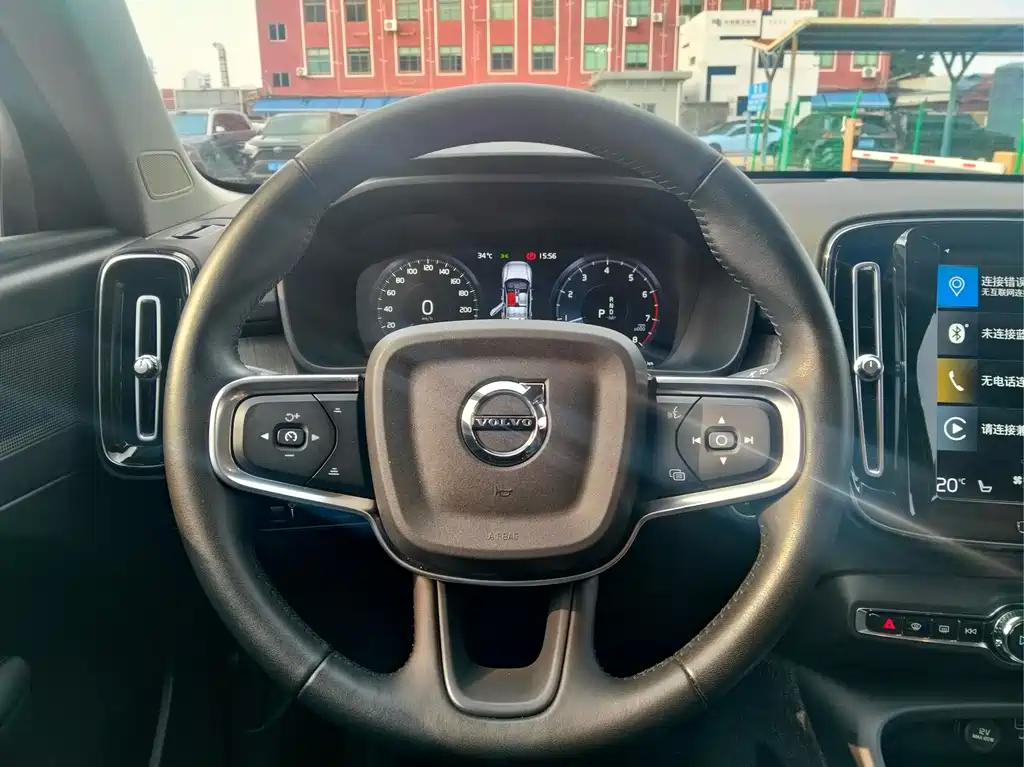 Volvo XC40 — фото 9