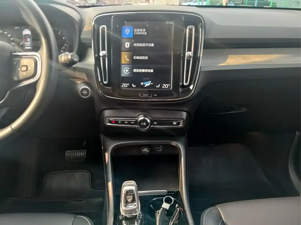 Volvo XC40 — фото 10