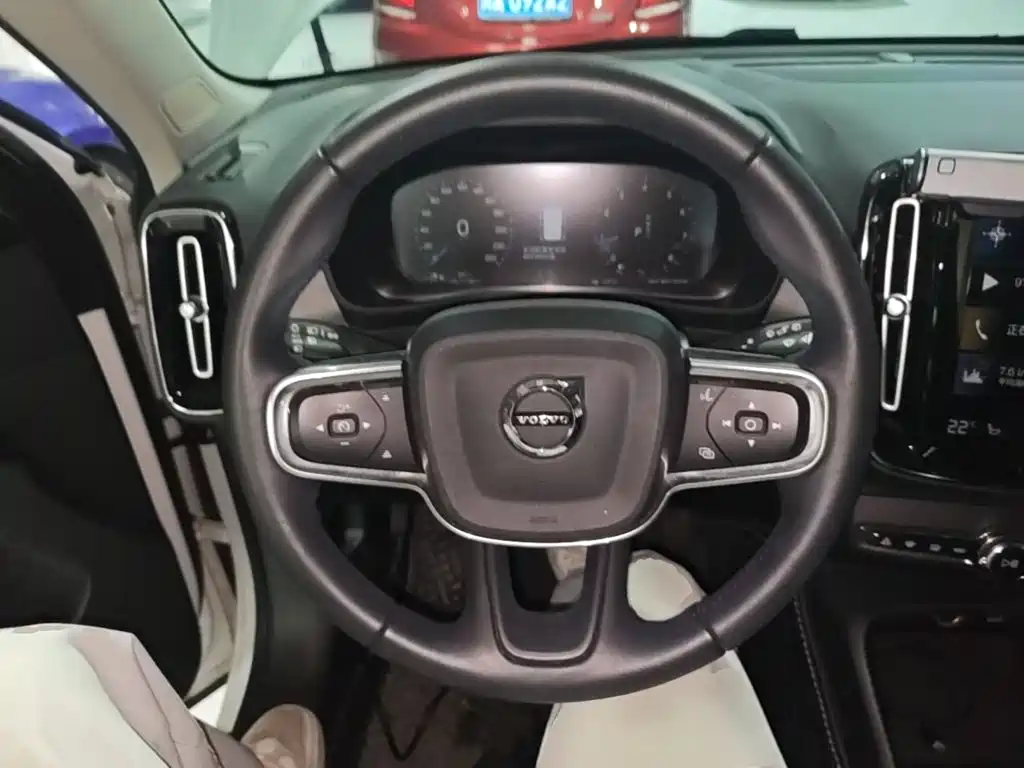 Volvo XC40 — фото 11
