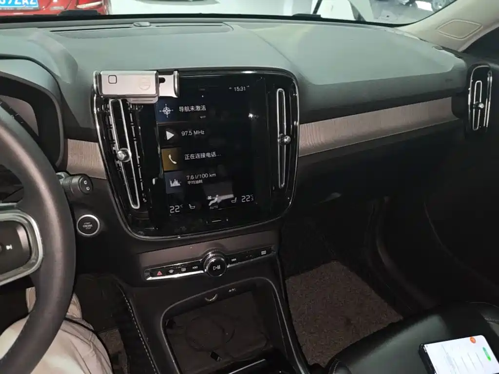 Volvo XC40 — фото 13