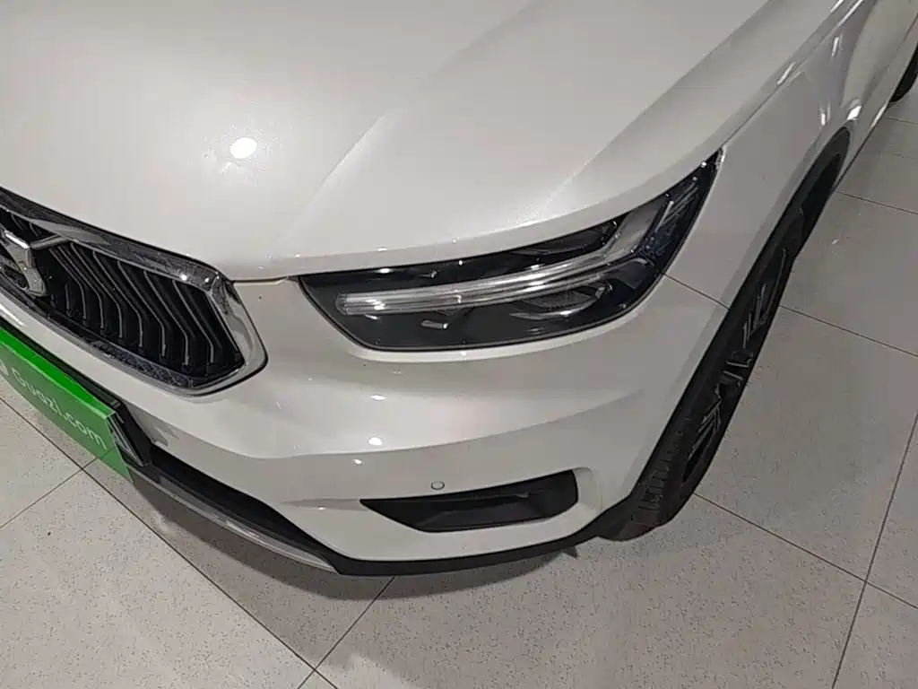 Volvo XC40 — фото 24