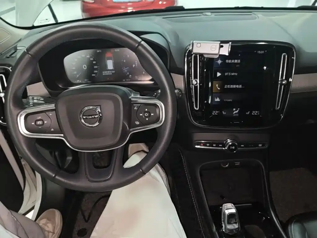 Volvo XC40 — фото 10