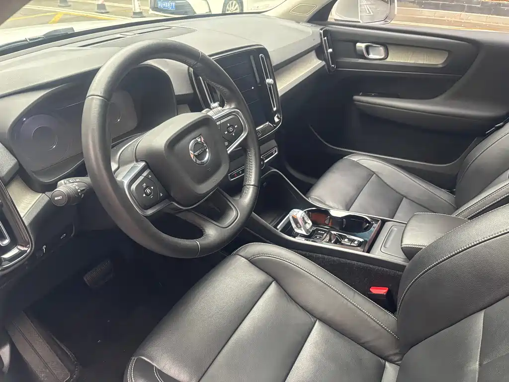 Volvo XC40 — фото 14