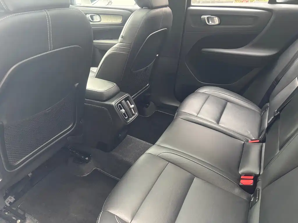 Volvo XC40 — фото 17