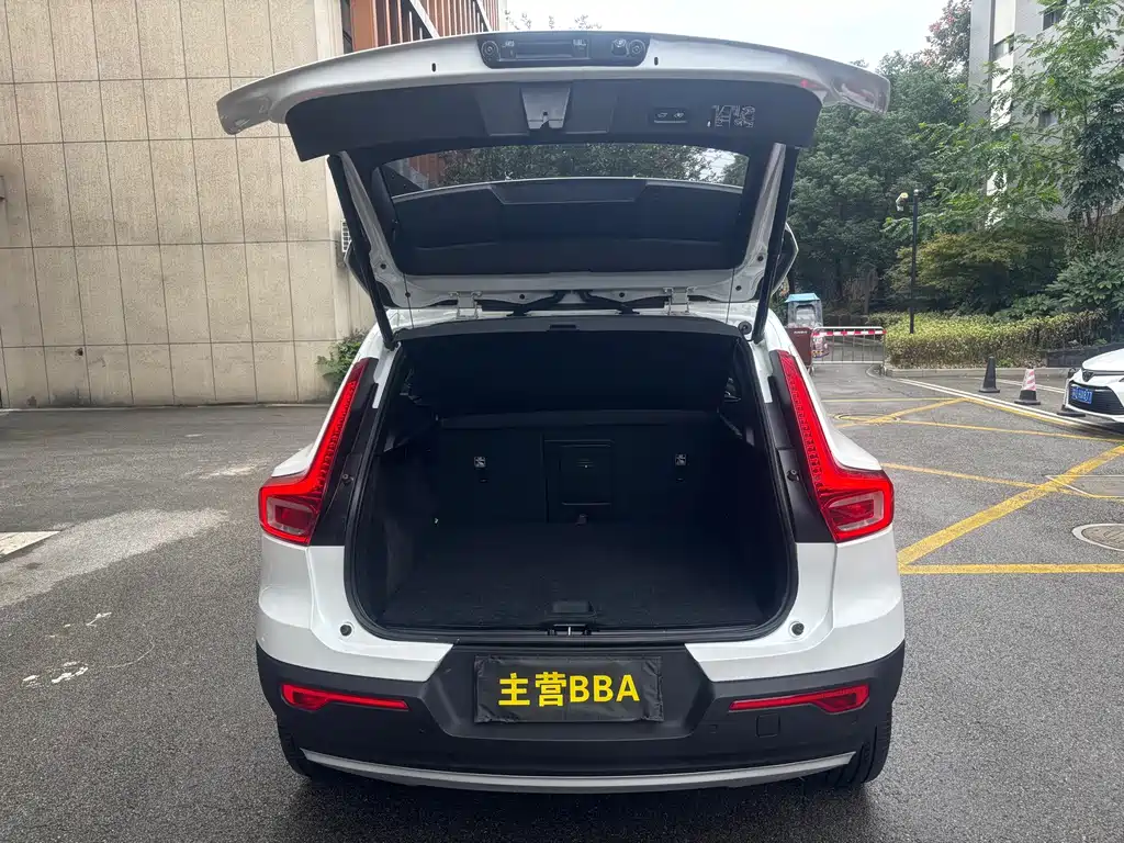 Volvo XC40 — фото 19