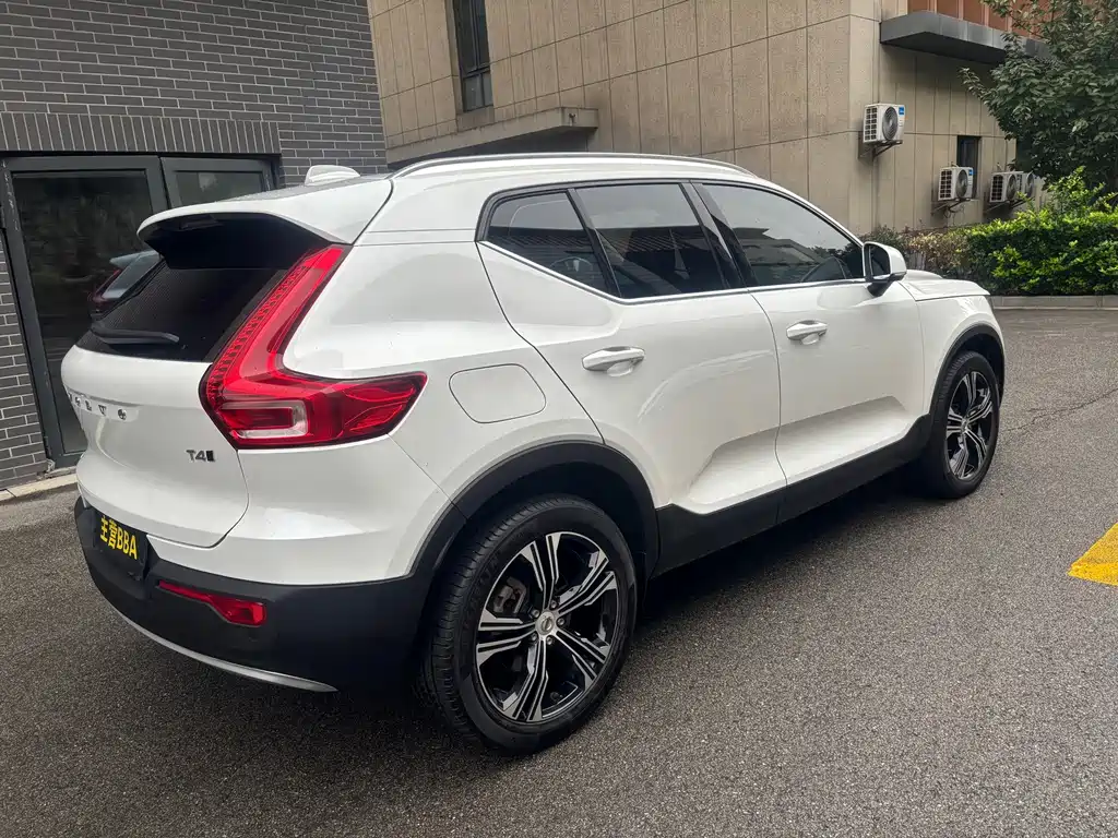 Volvo XC40 — фото 20