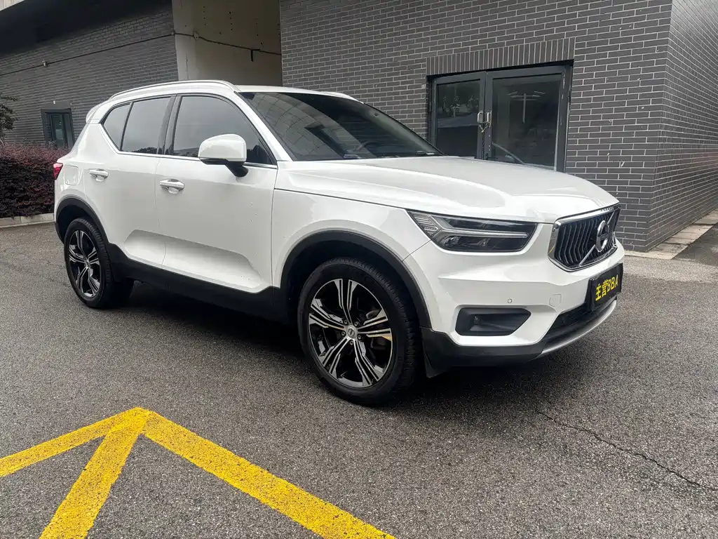 Volvo XC40 — фото 3