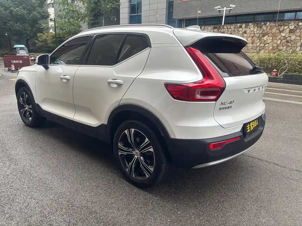 Volvo XC40 — фото 22