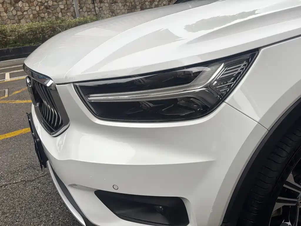 Volvo XC40 — фото 4