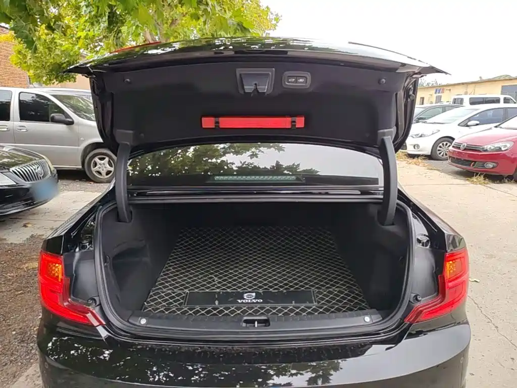Volvo S90 — фото 19
