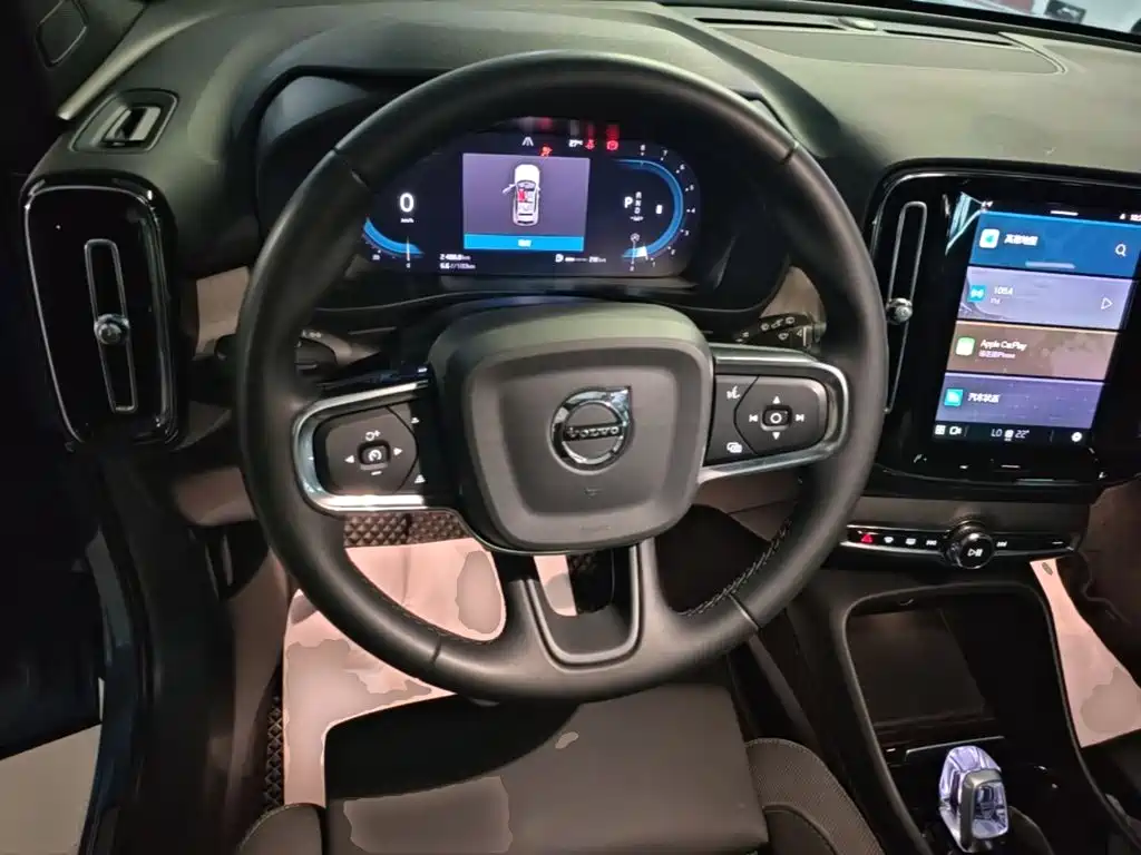 Volvo XC40 — фото 11