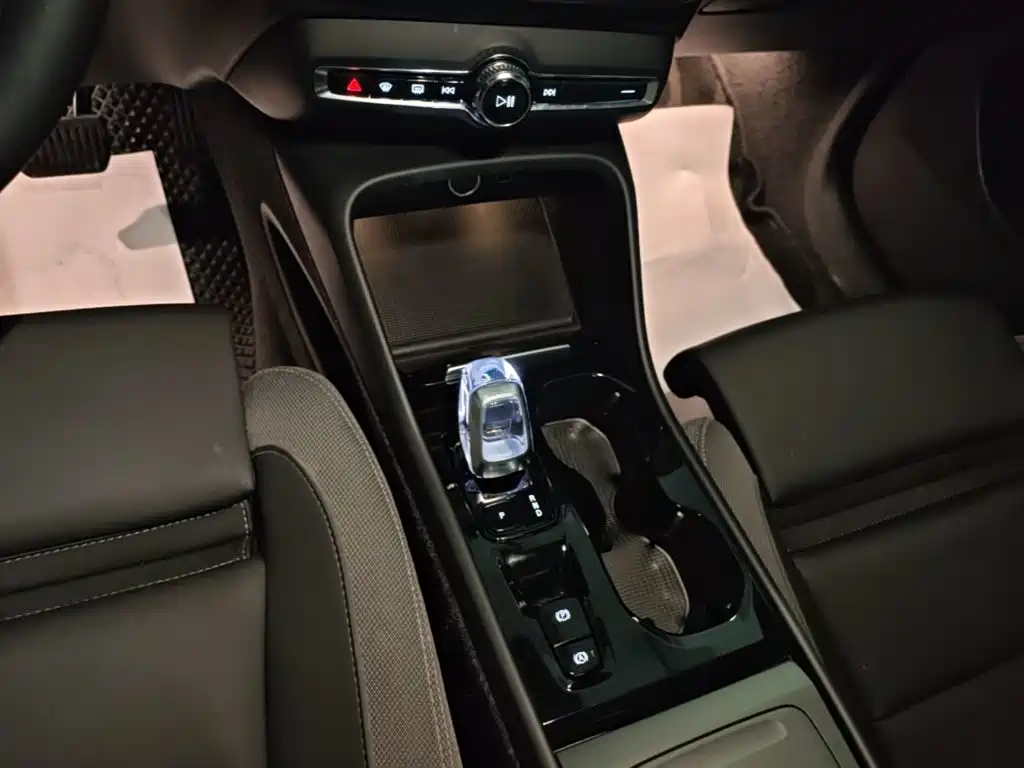 Volvo XC40 — фото 14