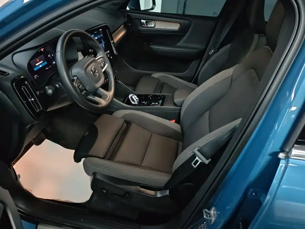 Volvo XC40 — фото 15