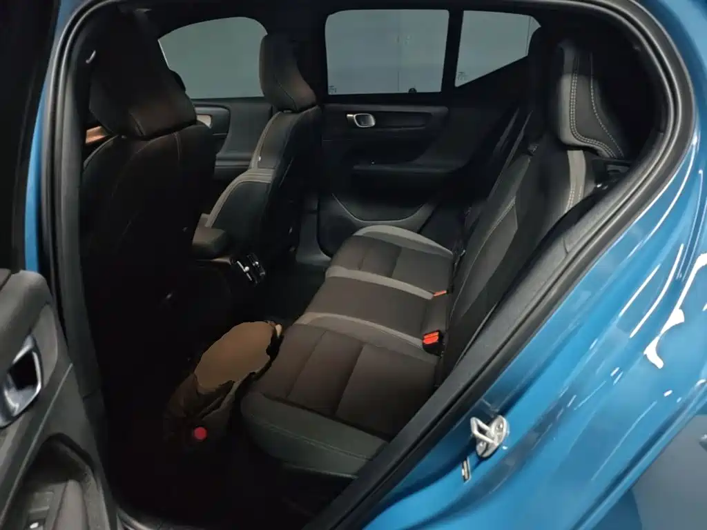 Volvo XC40 — фото 17