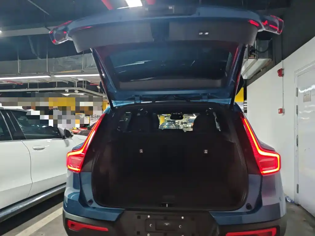Volvo XC40 — фото 19