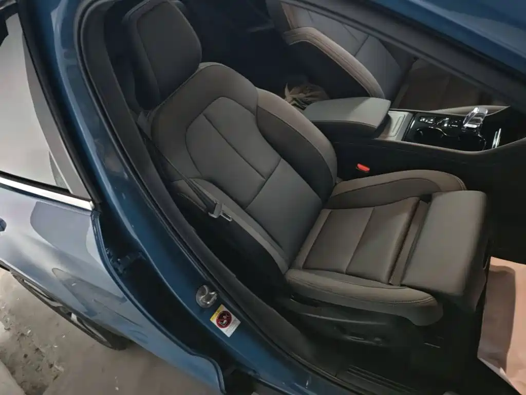 Volvo XC40 — фото 25