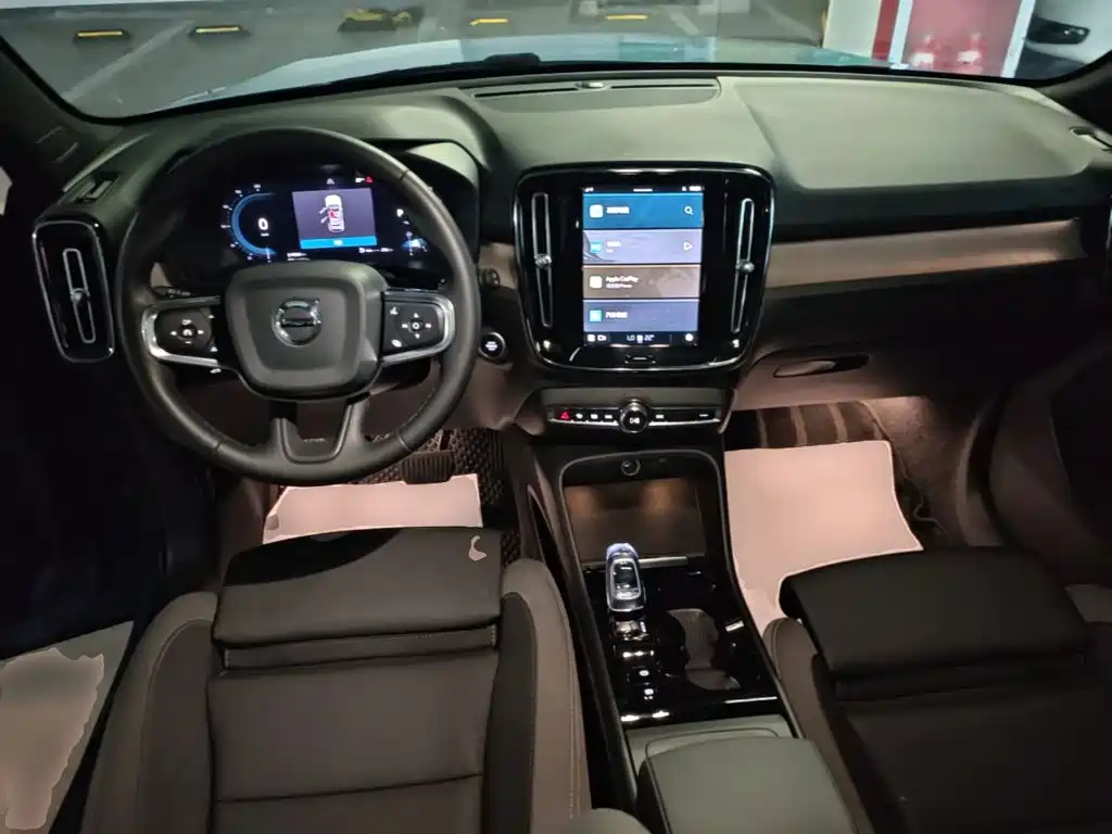 Volvo XC40 — фото 10
