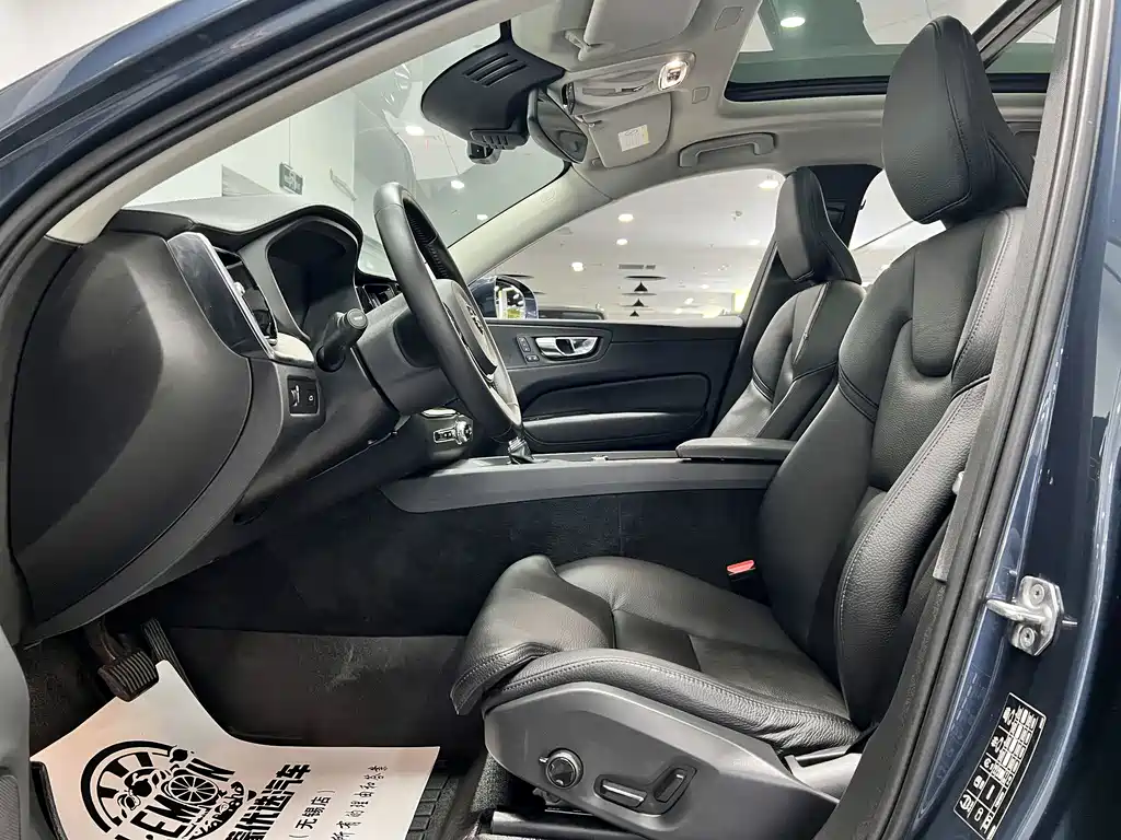 Volvo XC60 — фото 14