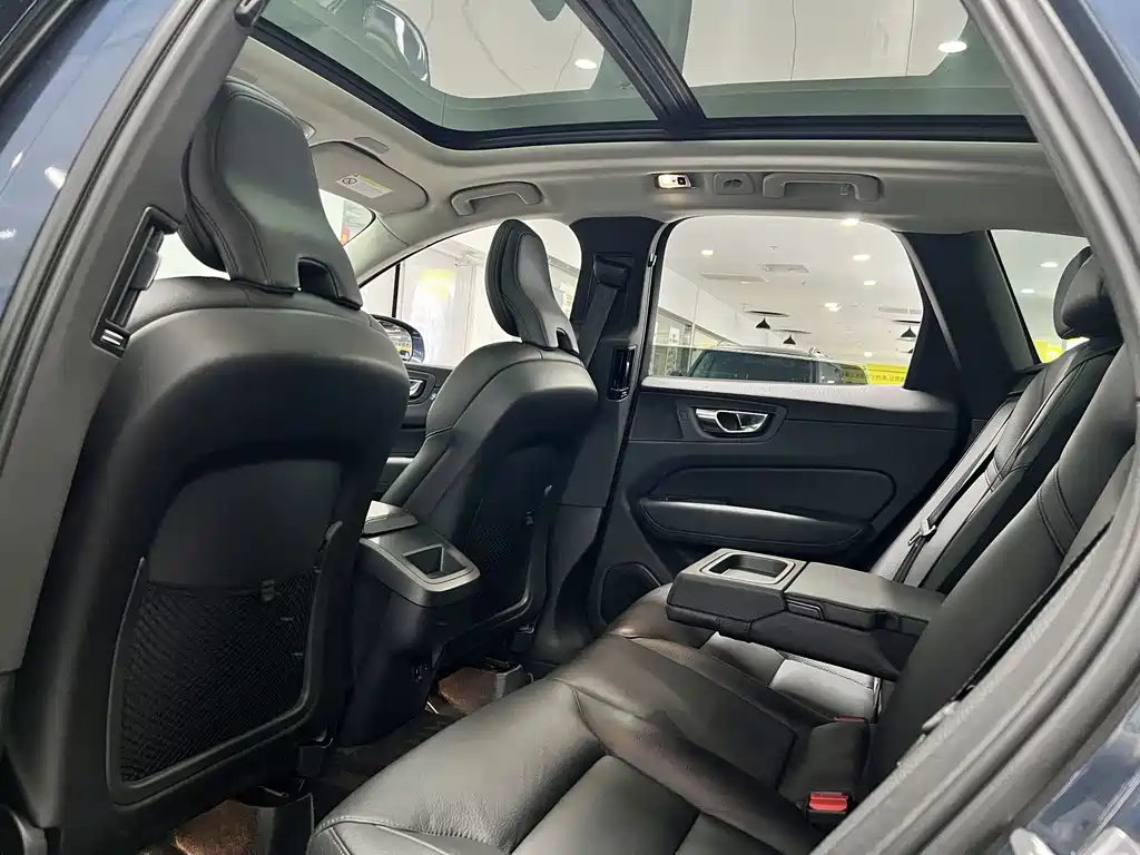 Volvo XC60 — фото 15