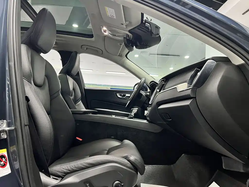 Volvo XC60 — фото 16