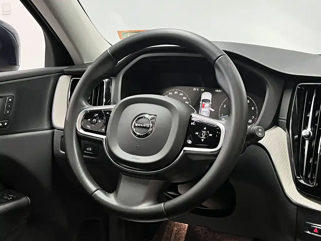 Volvo XC60 — фото 18
