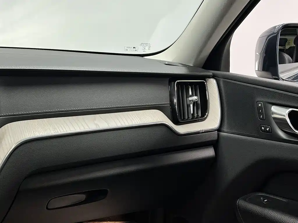 Volvo XC60 — фото 20