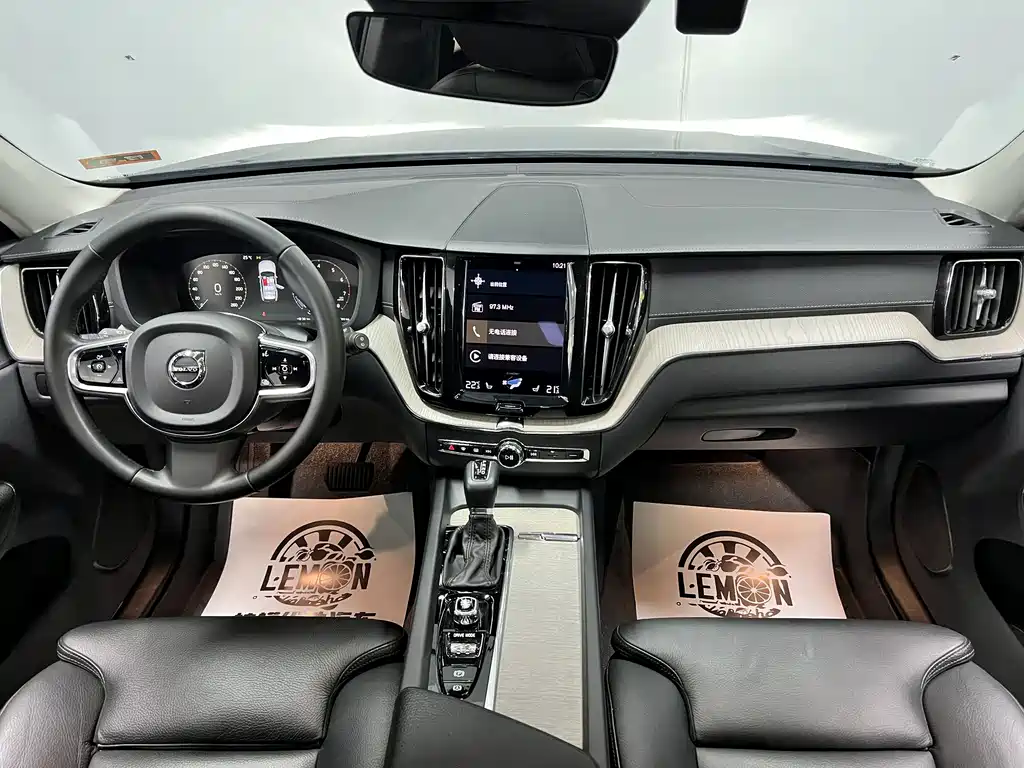 Volvo XC60 — фото 21