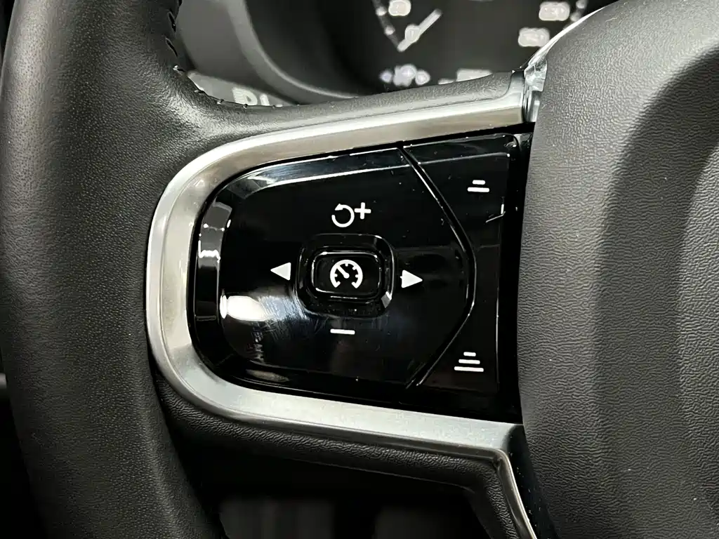 Volvo XC60 — фото 31