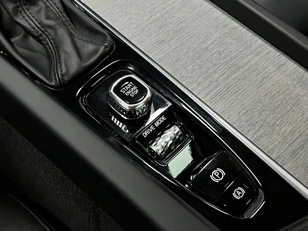 Volvo XC60 — фото 32