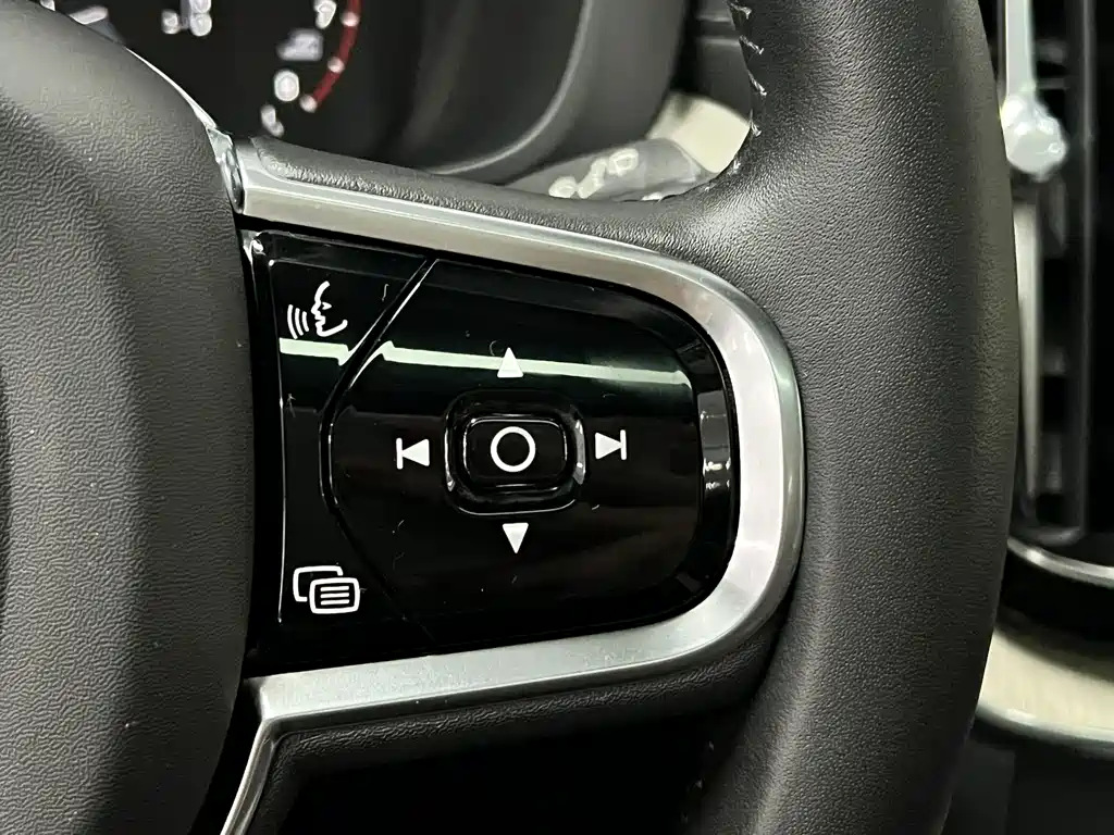 Volvo XC60 — фото 33