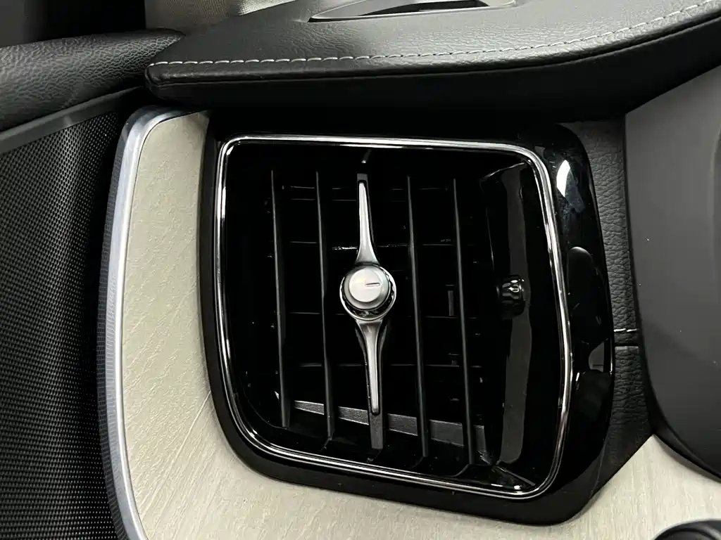 Volvo XC60 — фото 35
