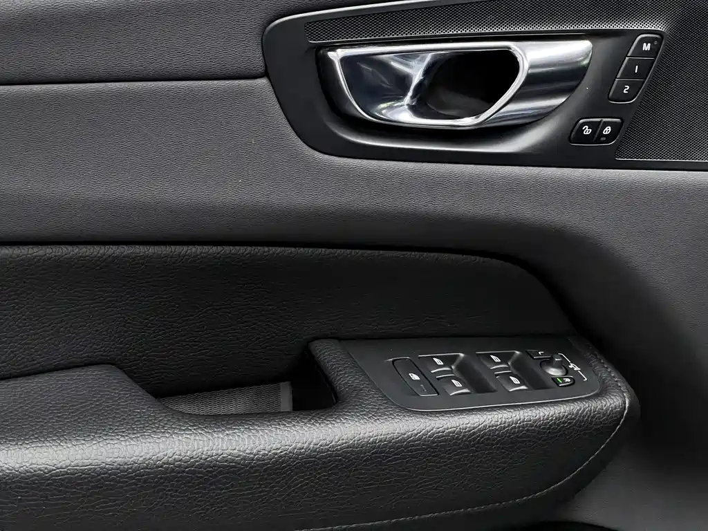 Volvo XC60 — фото 38
