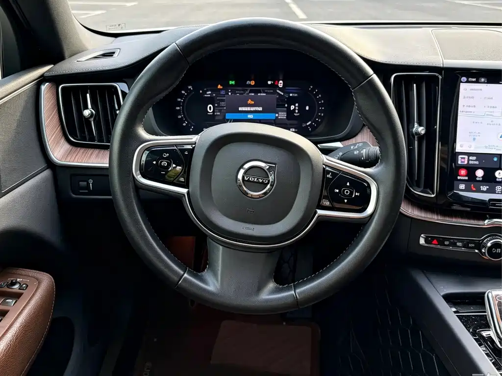 Volvo XC60 — фото 11