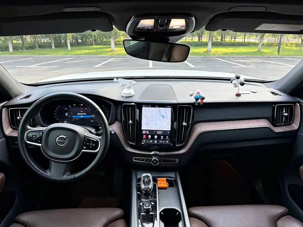 Volvo XC60 — фото 10