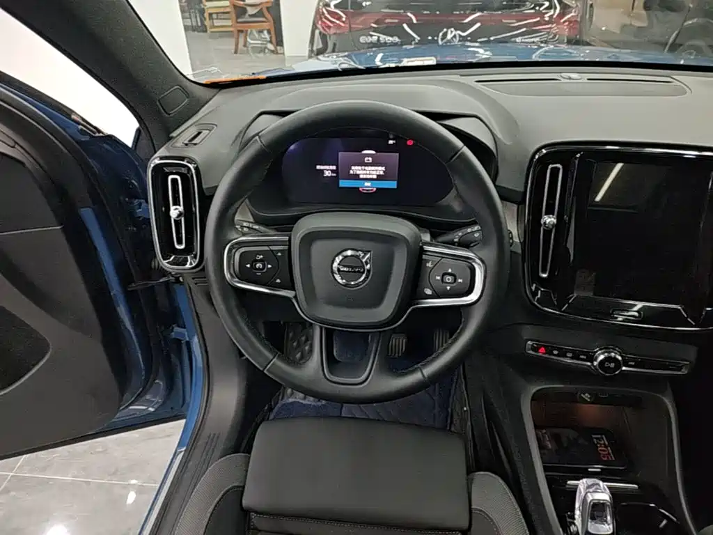Volvo XC40 — фото 11