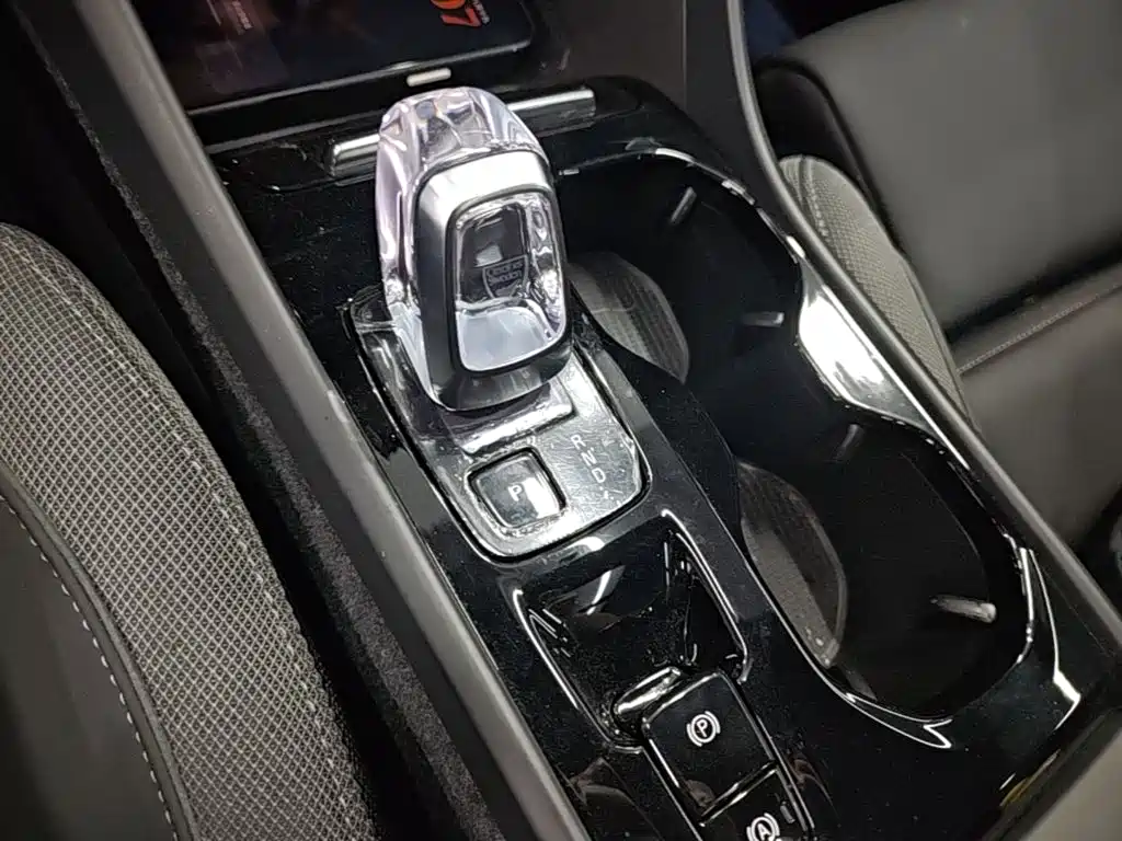 Volvo XC40 — фото 14