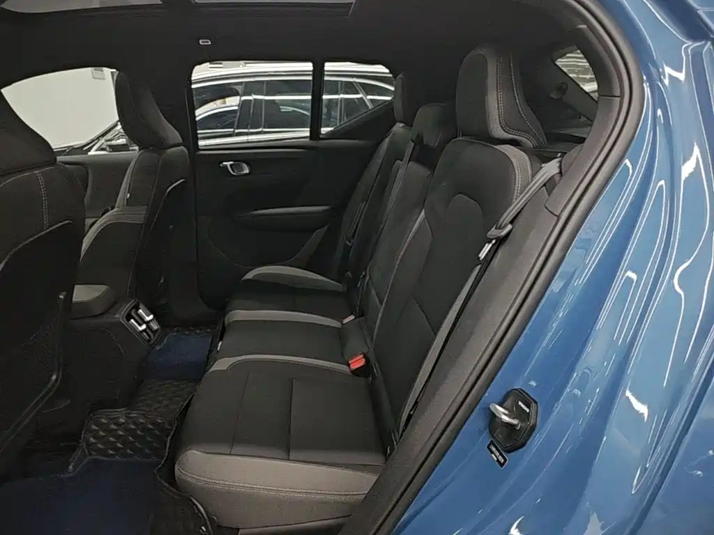 Volvo XC40 — фото 17