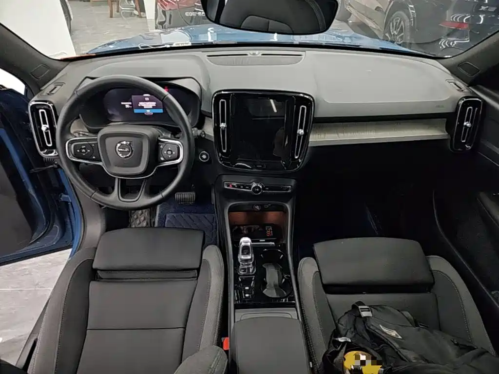 Volvo XC40 — фото 10