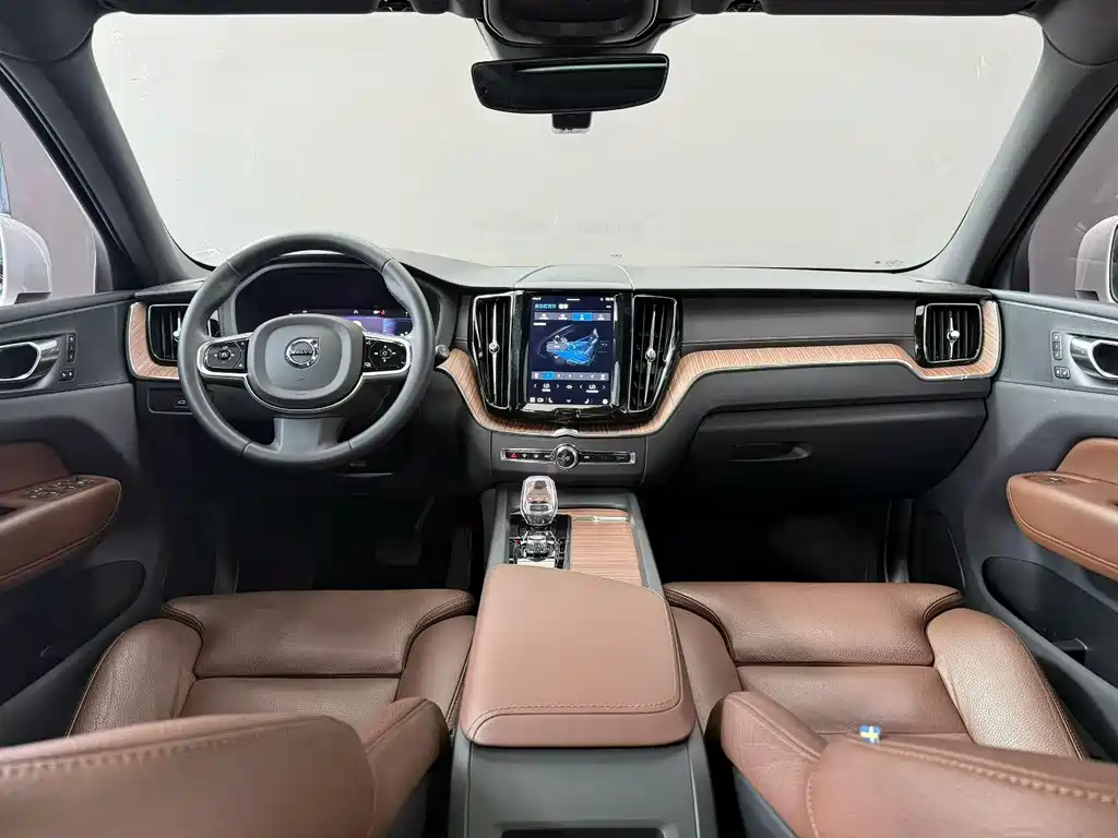 Volvo XC60 — фото 5