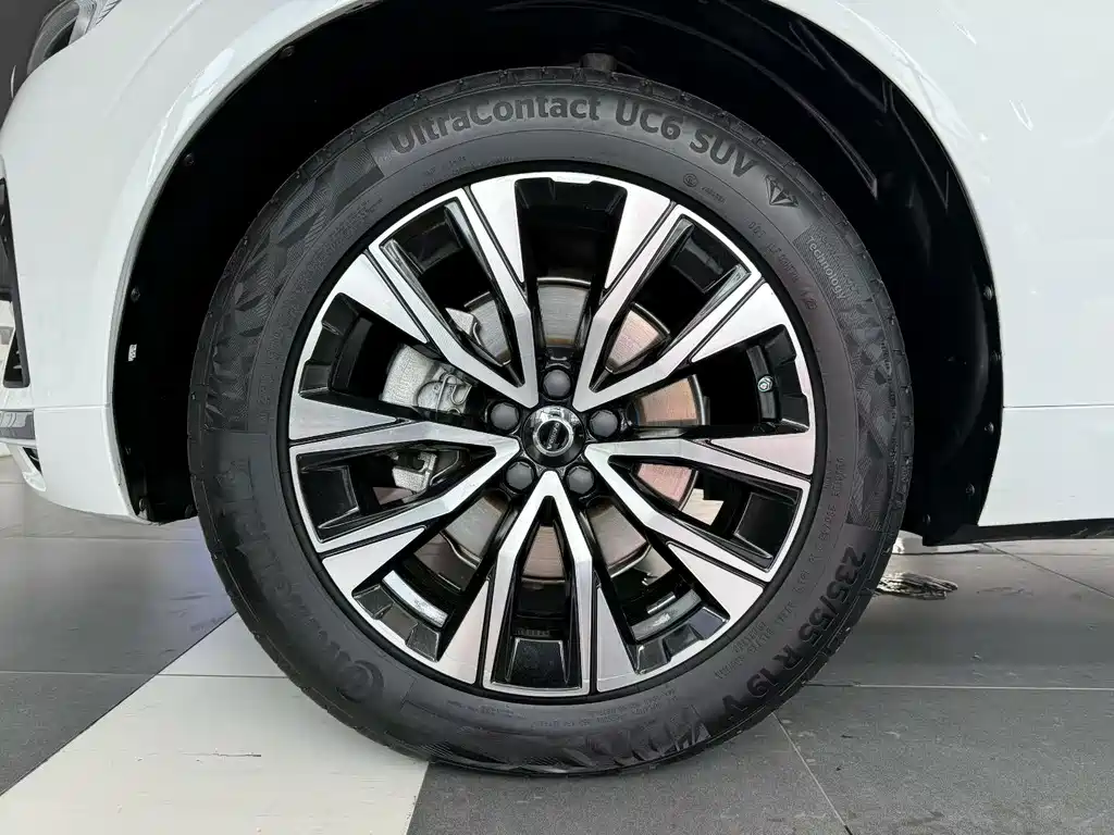 Volvo XC60 — фото 9