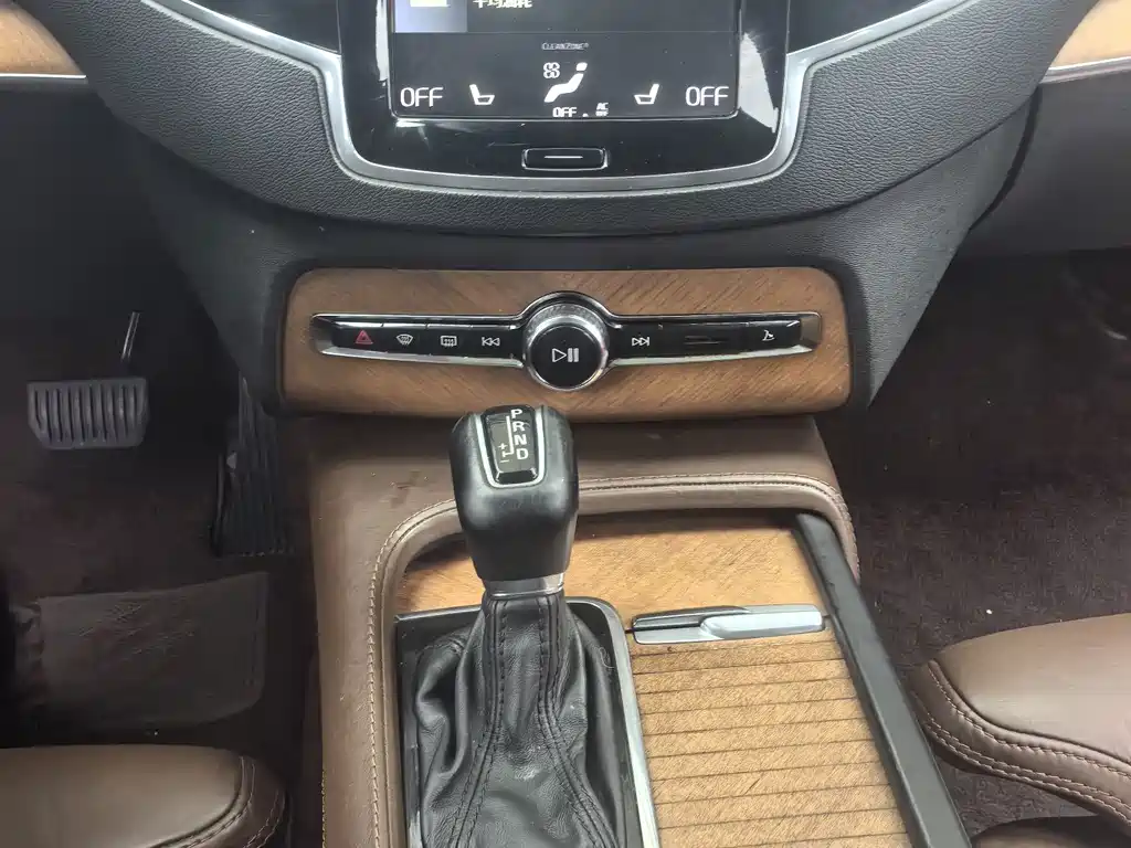 Volvo XC90 — фото 14