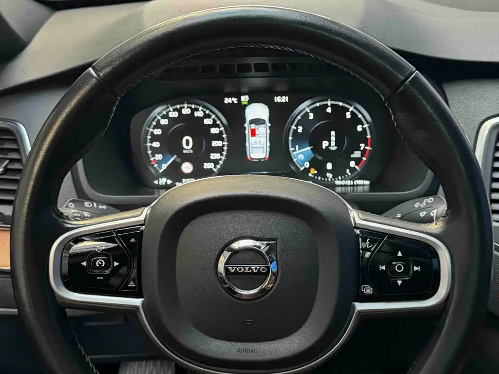 Volvo XC90 — фото 15