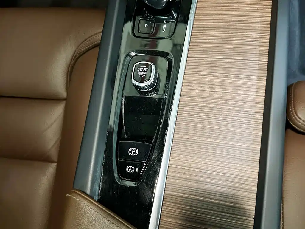 Volvo XC60 — фото 10