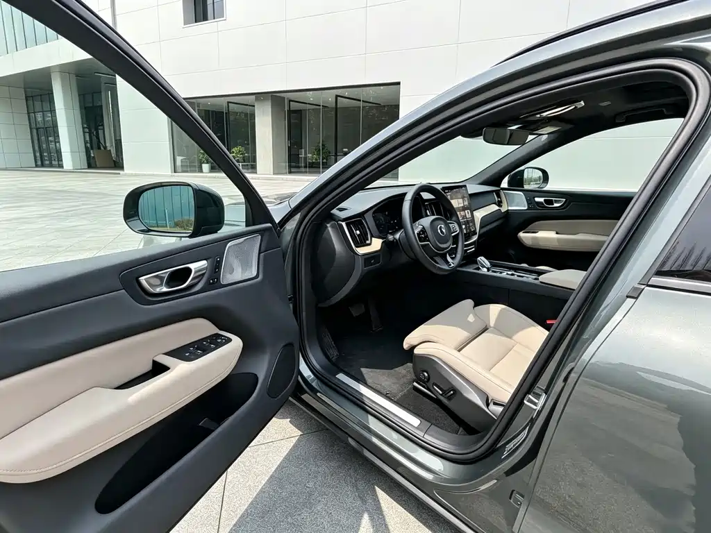 Volvo XC60 — фото 11