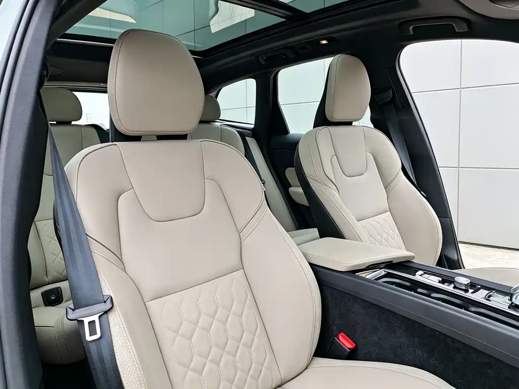 Volvo XC60 — фото 13
